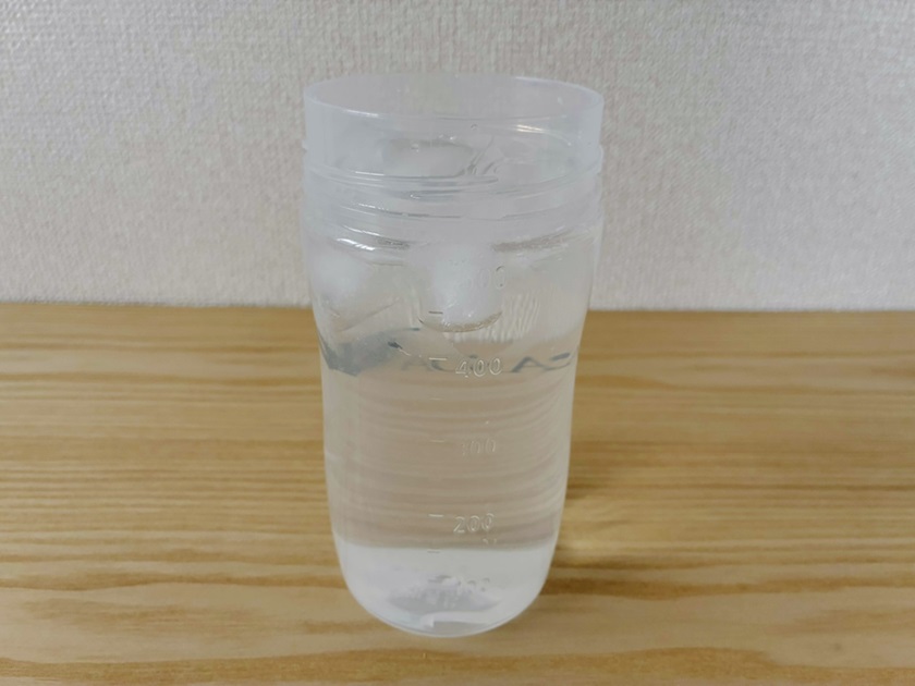 水と氷を入れる